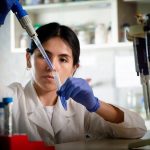 Doctora Calfio en Laboratorio