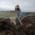 Volteo de compost durante el proceso de elaboración