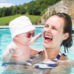 Piscina con niños