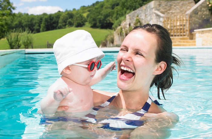 Piscina con niños Piscina con niños