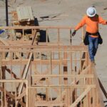 Trabajadores en sector de la construcción en Chile, uno de los sectores más afectados por la cesantía a 9,4% en 2026