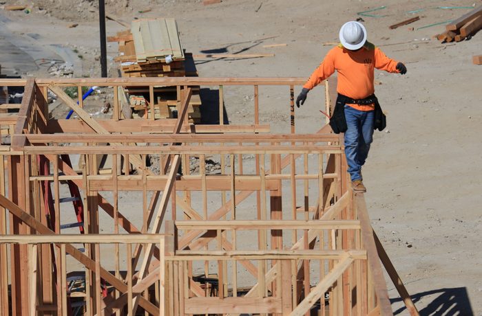 Trabajadores en sector de la construcción en Chile, uno de los sectores más afectados por la cesantía a 9,4% en 2026