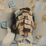 Persona revisando sus opciones de cobertura de salud FONASA al quedar cesante en Chile