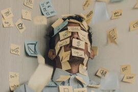 Persona revisando sus opciones de cobertura de salud FONASA al quedar cesante en Chile