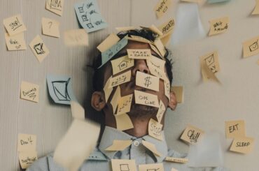 Persona revisando sus opciones de cobertura de salud FONASA al quedar cesante en Chile