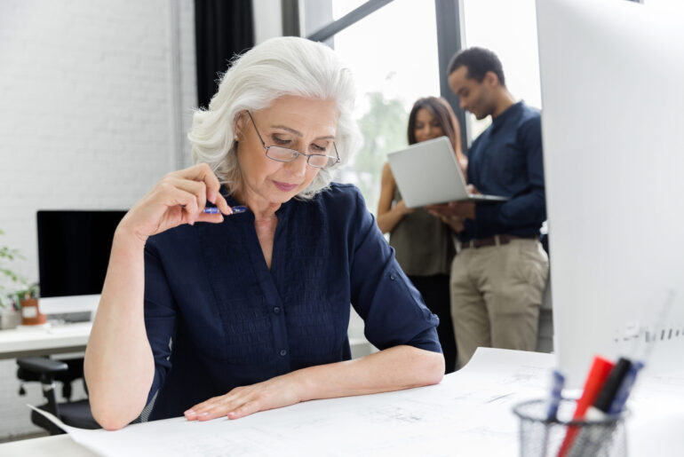 Trabajadora mayor de 65 años en oficina — nueva ley laboral Chile 2027