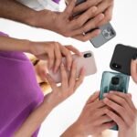Personas usando aplicaciones móviles en sus smartphones, estudio WOM y Cadem