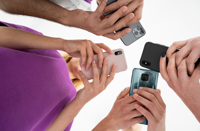 Personas usando aplicaciones móviles en sus smartphones, estudio WOM y Cadem