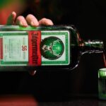 Explorando el Jägermeister: Historia, perfil y 3 recetas de cócteles
