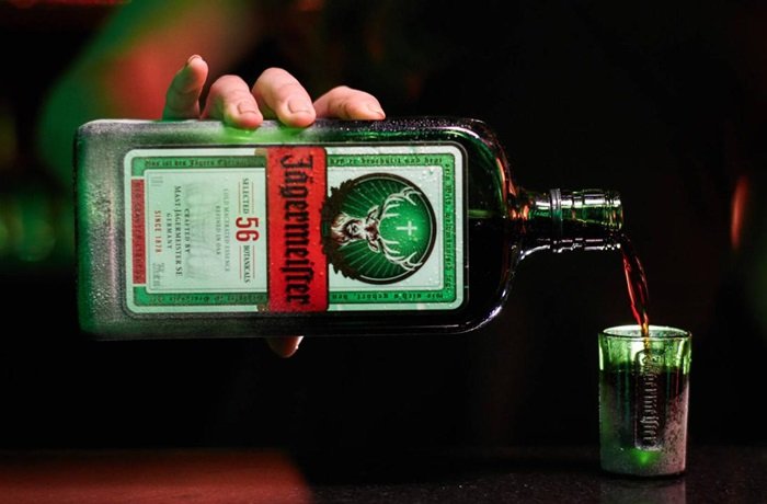 Explorando el Jägermeister: Historia, perfil y 3 recetas de cócteles
