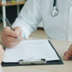 Vigencia receta médica Chile — médico escribe prescripción en consulta