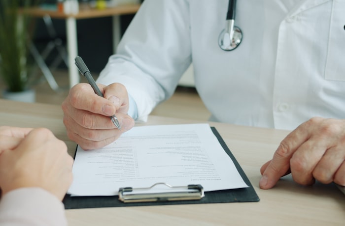 Vigencia receta médica Chile — médico escribe prescripción en consulta