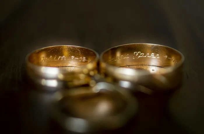 Anillos de compromiso en Chile: por qué las parejas ya exigen trazabilidad y minería justa 2 Argollas de oro trabajadas a mano, ejemplo de orfebrería y minería justa en la joyería chilena