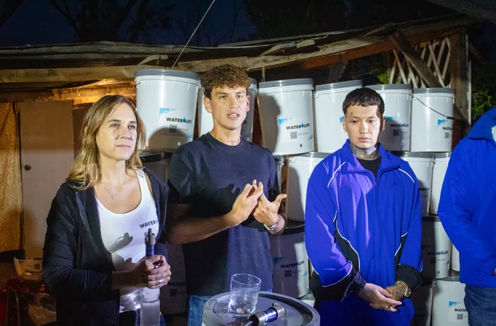 Entrega de filtros de agua de WATERisLIFE a familias del Campamento Cerro La Virgen de Peñaflor