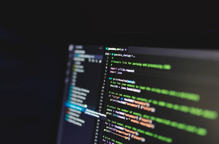 Pantalla de computador con código, brecha de datos y protección de la información personal