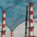 Acuarela de chimeneas industriales a rayas rojas y blancas bajo un cielo azul, imagen del proyecto El Diario de mi Abuela