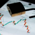 Candado abierto sobre un gráfico financiero, estafa de inversión analizada por ESET