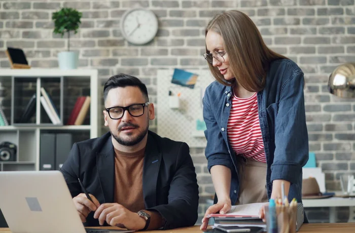 Emprendedores revisando las finanzas de su negocio frente a un computador
