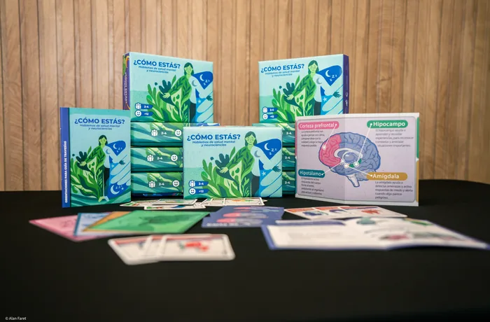 Kit del juego de mesa ¿Cómo estás? de la Universidad Autónoma para hablar de salud mental y neurociencias con adolescentes