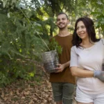 Personas plantando árboles, proyectos sociales de los fondos concursables de La Araucana