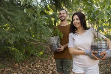 Personas plantando árboles, proyectos sociales de los fondos concursables de La Araucana