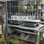 Letrero No más bolsas plásticas en un almacén de Chile tras la Ley Chao Bolsas Plásticas