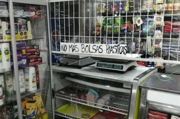Letrero No más bolsas plásticas en un almacén de Chile tras la Ley Chao Bolsas Plásticas