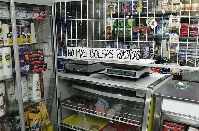 Letrero No más bolsas plásticas en un almacén de Chile tras la Ley Chao Bolsas Plásticas