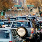 Tránsito vehicular en Santiago, principal fuente de ruido urbano que afecta la audición