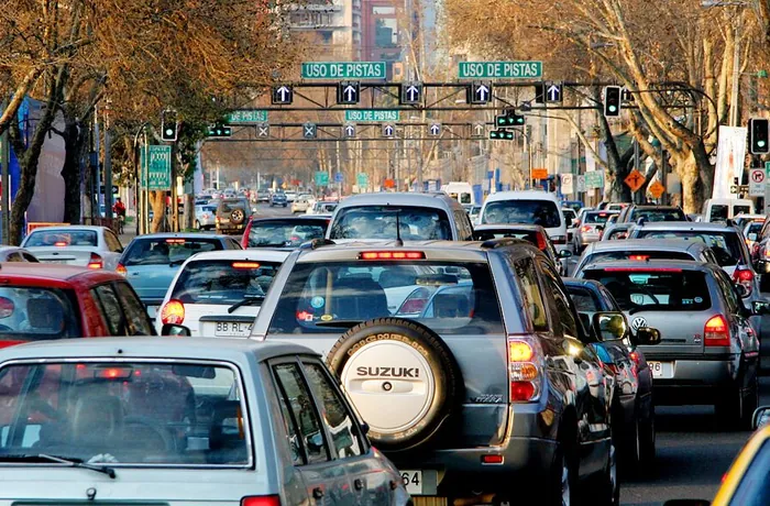 Tránsito vehicular en Santiago, principal fuente de ruido urbano que afecta la audición
